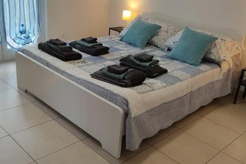 un grande letto con sopra asciugamani di Casa al Mare a Recco a Recco