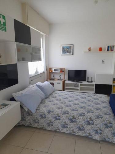 una piccola camera con letto e televisore di Casa al Mare a Recco a Recco