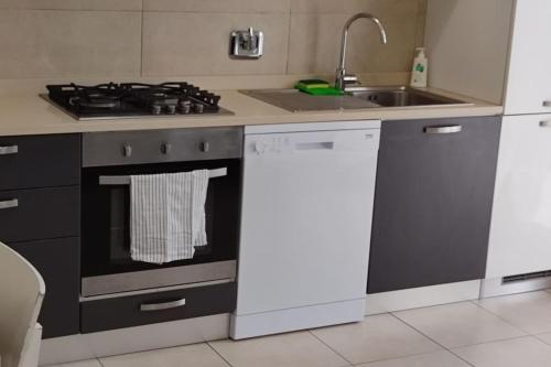 una cucina con forno, lavandino e piano cottura di Casa al Mare a Recco a Recco