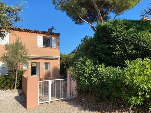 une maison avec une clôture devant dans l'établissement La Maison Soleil overlooking the Bay of St Tropez, à Cogolin
