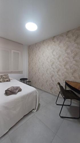 um quarto com uma cama, uma mesa e uma secretária em Sunset Beach II em Santa Pola
