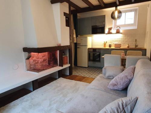 un salon avec un canapé et une cuisine dans l'établissement Love Week in Paris, 2 pièces hyper-centre parisien, à Paris