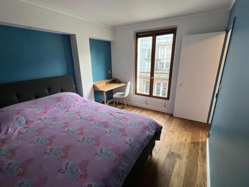 une chambre avec un lit, un bureau et une fenêtre dans l'établissement Love Week in Paris, 2 pièces hyper-centre parisien, à Paris