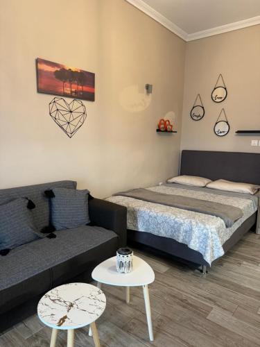 - un salon avec un lit et un canapé dans l'établissement PANOS' STUDIO, à Mirina