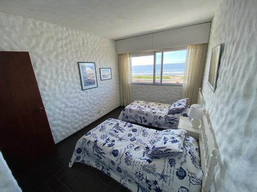 Habitación de hotel con 2 camas y ventana en Casa Nostrum Priceless View Central Location 3BR 3BA, en Punta del Este