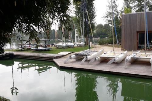 a group of boats sitting in a body of water at Appartement Enghien-les-Bains à 7 min du Casino Barrière in Enghien-les-Bains