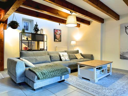 sala de estar con sofá y mesa en Petite Etoile Cozy House en Marlenheim