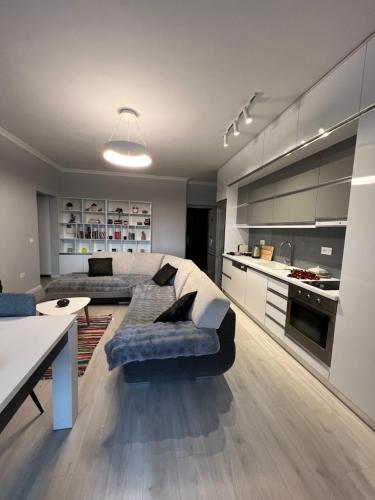 Η κουζίνα ή μικρή κουζίνα στο Tirana Gallery Apartment - City Center View