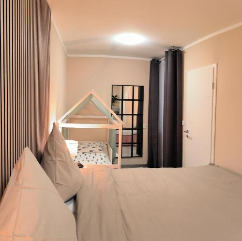 Schlafzimmer mit einem Bett und einem Fenster in der Unterkunft Harz High End Fewo Stefanie Bettwäsche und Handtücher inkl in Goslar
