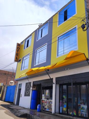 een geel en blauw gebouw met een boekenwinkel bij Hotel Anakaren Cochera in El Puente