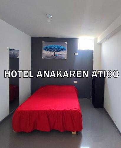 een slaapkamer met een rood bed en een schilderij aan de muur bij Hotel Anakaren Cochera in El Puente