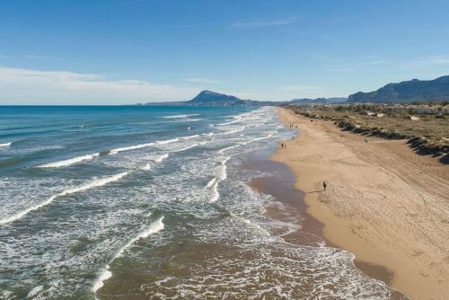 a view of the beach with people walking on it at La Milotxa in Adsubia