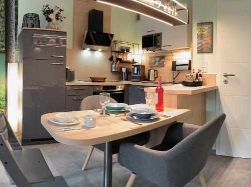 eine Küche mit einem Holztisch und Stühlen in der Unterkunft Harz High End Fewo Stefanie Bettwäsche und Handtücher inkl in Goslar