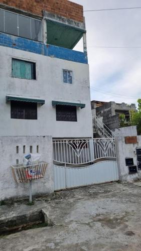 a building with a gate in front of it at Apto em Itaparica condomínio in Itaparica Town