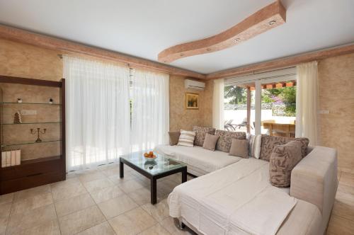 a living room with a couch and a table at Luxury villa Vincent in Slatine