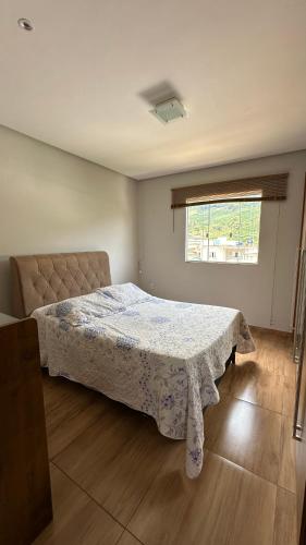 1 dormitorio con cama y ventana en Alto Caparaó Pico da Bandeira, en Caparaó Velho
