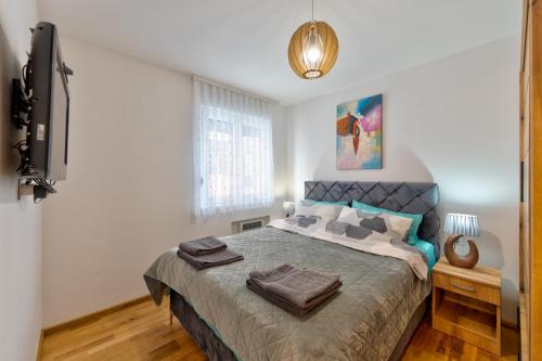 1 dormitorio con 1 cama grande y TV en Tijana, en Zlatibor
