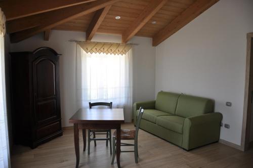 Portaria的住宿－Res Nova Il Colle，客厅配有绿色沙发和桌子