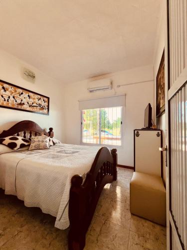 une chambre avec un grand lit et une fenêtre dans l'établissement Casa Santa Ana Punta Teco, à Santa Ana
