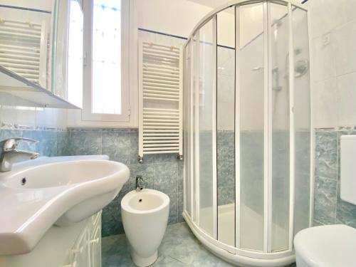 Bathroom sa CasaViva - Lovely Trilo in Genova Nervi with parking