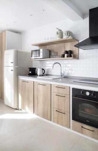 a kitchen with a sink and a refrigerator at Apartamento Nc Beach Home 31-B in Bellreguart