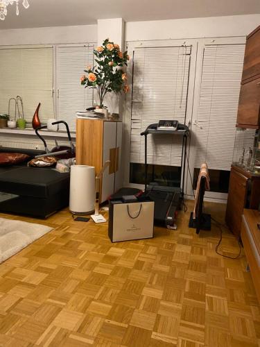 sala de estar con cama y suelo de madera en 2,5zi Wohnung mit Loggia 78m2 Munich/München, en Múnich