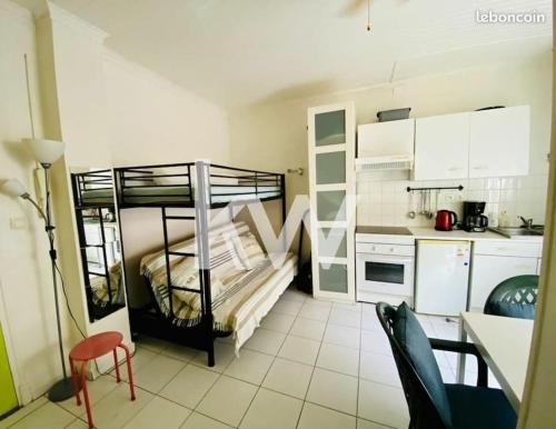 - une petite cuisine avec des lits superposés dans une chambre dans l'établissement Joli studio bleu mer, à Canet