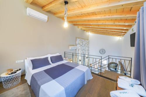 een slaapkamer met een bed en een houten plafond bij Natura villa with jacuzzi in Limenas