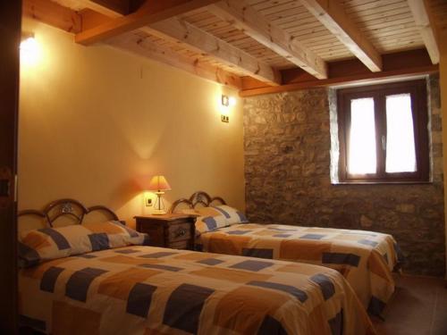 a bedroom with two beds and a window at Casa Ramón El Pallé in Sin