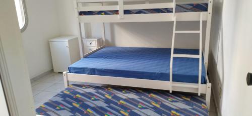 une chambre avec deux lits superposés et une échelle dans l'établissement Apto PITANGUEIRAS SACADA-5Min Praia 1 vaga SERV PRAIA, à Guarujá