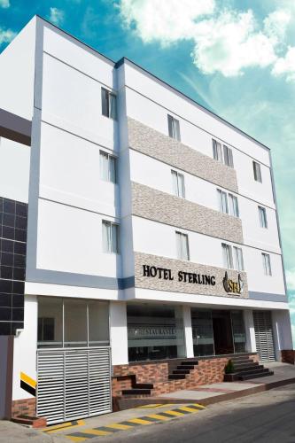 un bâtiment avec un hôtel situé dans une rue dans l'établissement Hotel Sterling, à Cúcuta