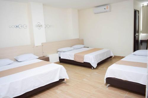 Habitación con 3 camas en una habitación en Hotel Sterling en Cúcuta