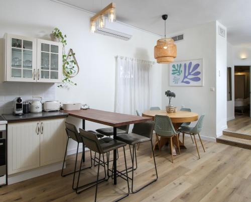a kitchen and dining room with a table and chairs at Rosen Villa at Ramat Hahayal in Tel Aviv