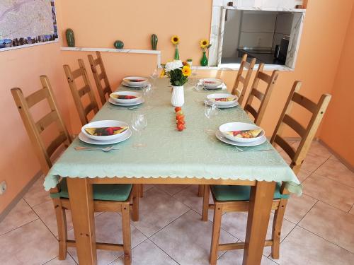 una mesa de comedor con un mantel azul. en 80 qm Apartment Alessia Nürnberg, en Núremberg