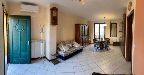 - un salon avec une porte verte et une table dans l'établissement al 4e, à Montopoli in Val dʼArno