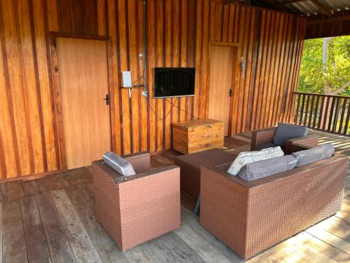 ein Wohnzimmer mit 2 Sofas und einem TV in der Unterkunft Casa Encanto in Manacapuru