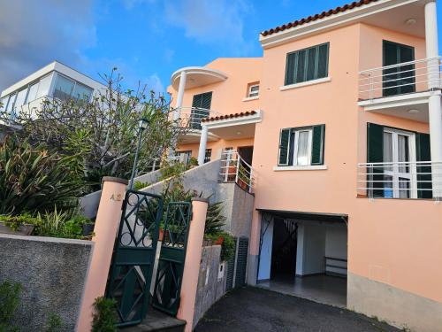 a house with a gate in front of it at Casa de Feria do Livramento in Funchal