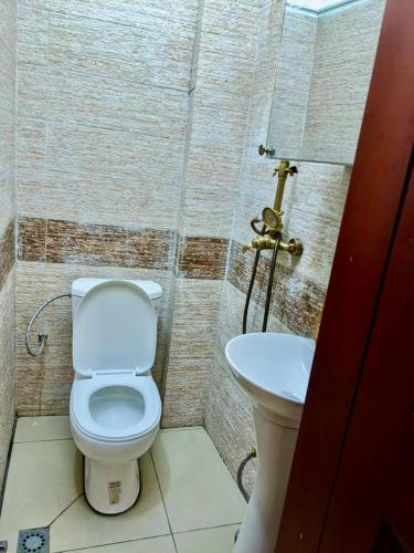 bagno con servizi igienici e lavandino di Appartement meublé haut standing 1CH en RDC a Yaoundé