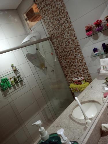 y baño con ducha y lavamanos. en Casa de Marabá no Bairro Cidade Jardim, en Marabá