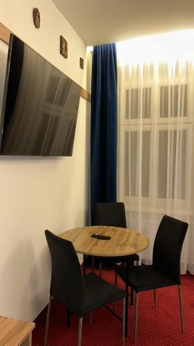 Μια τηλεόραση ή/και κέντρο ψυχαγωγίας στο Quick Trip Apartments Toruń