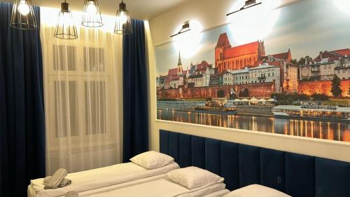 Cette chambre dispose d'une fenêtre offrant une vue sur la ville. dans l'établissement Quick Trip Apartments Toruń, à Toruń