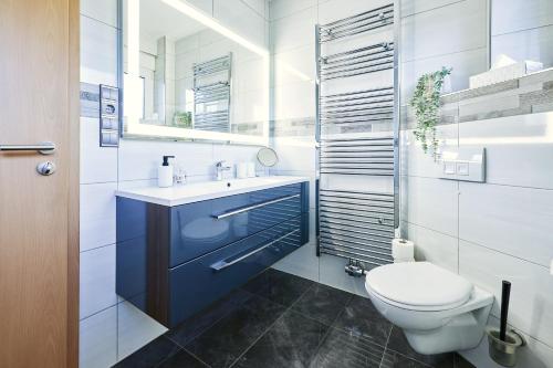 y baño con aseo, lavabo y espejo. en nobilis Apartment - 8 Pers. - Zentrumsnah - Netflix, en Meppen