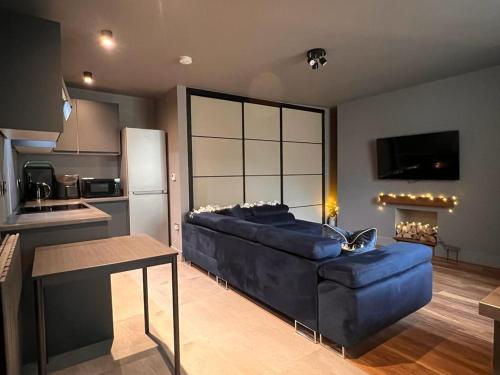 sala de estar con sofá azul en la cocina en RRM Studio 