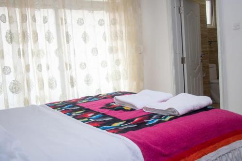 Een bed of bedden in een kamer bij 4bedroom westlands raphta Nairobi