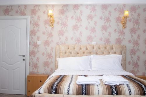 um quarto com uma cama com duas toalhas em 4bedroom westlands raphta Nairobi em Nairobi
