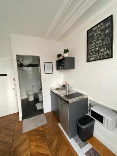 une cuisine avec un évier et un tableau noir sur le mur dans l'établissement The room of the Eiffel Tower, à Paris