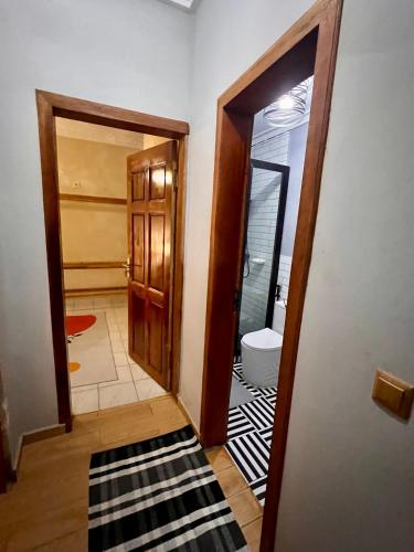 a hallway with a door leading to a bathroom at Residence Ethan Nji - Chic urban in Yaoundé