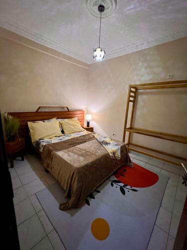 a bedroom with a bed and a red rug at Residence Ethan Nji - Chic urban in Yaoundé
