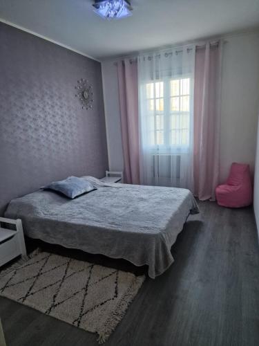 une chambre avec un grand lit et une fenêtre dans l'établissement Belle maison a Brizay, à Brizay