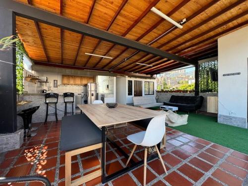 cocina y sala de estar con techo de madera en Apartamento con Terraza Estadio, en Medellín